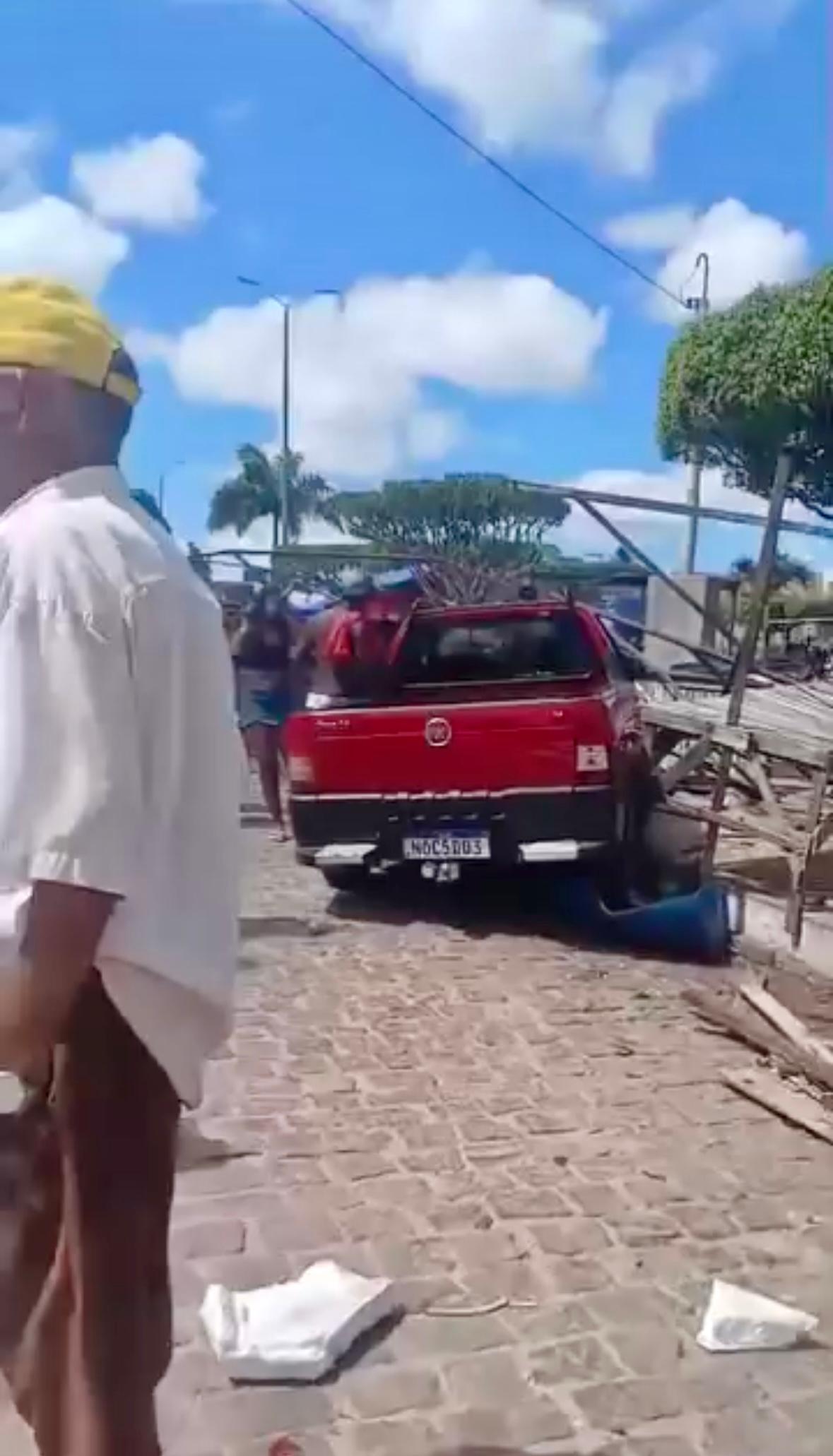 Motorista embriagado invade feira livre em Santa Maria, destrói barracas e deixa feridos