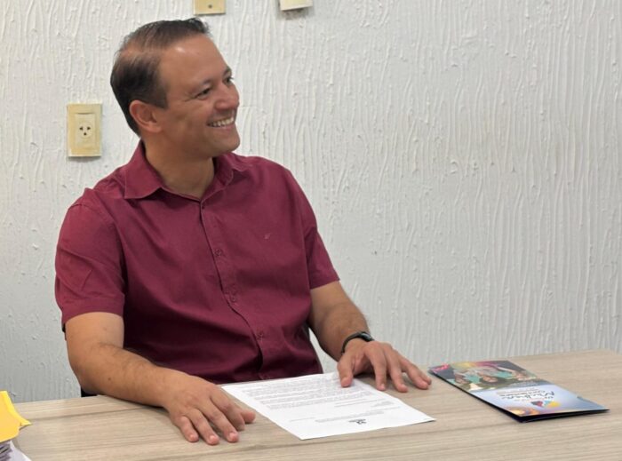 Prefeito Lula Soares anuncia antecipação de 30% do 13º salário para servidores municipais.