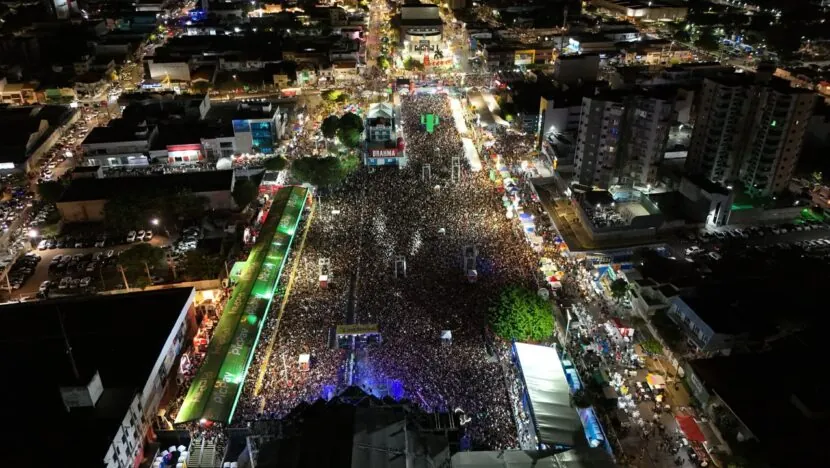 Wesley Safadão leva quadrilha Lume da Fogueira ao palco e Mossoró Cidade Junina reúne público de 100 mil pessoas