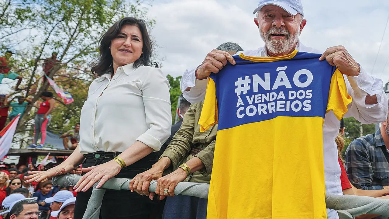 Editorial Folha de São Paulo: Sem privatizar, governo Lula afunda os Correios