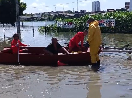 Bombeiros resgatam idoso que estavam ilhado após transbordamento da lagoa de São Conrado
