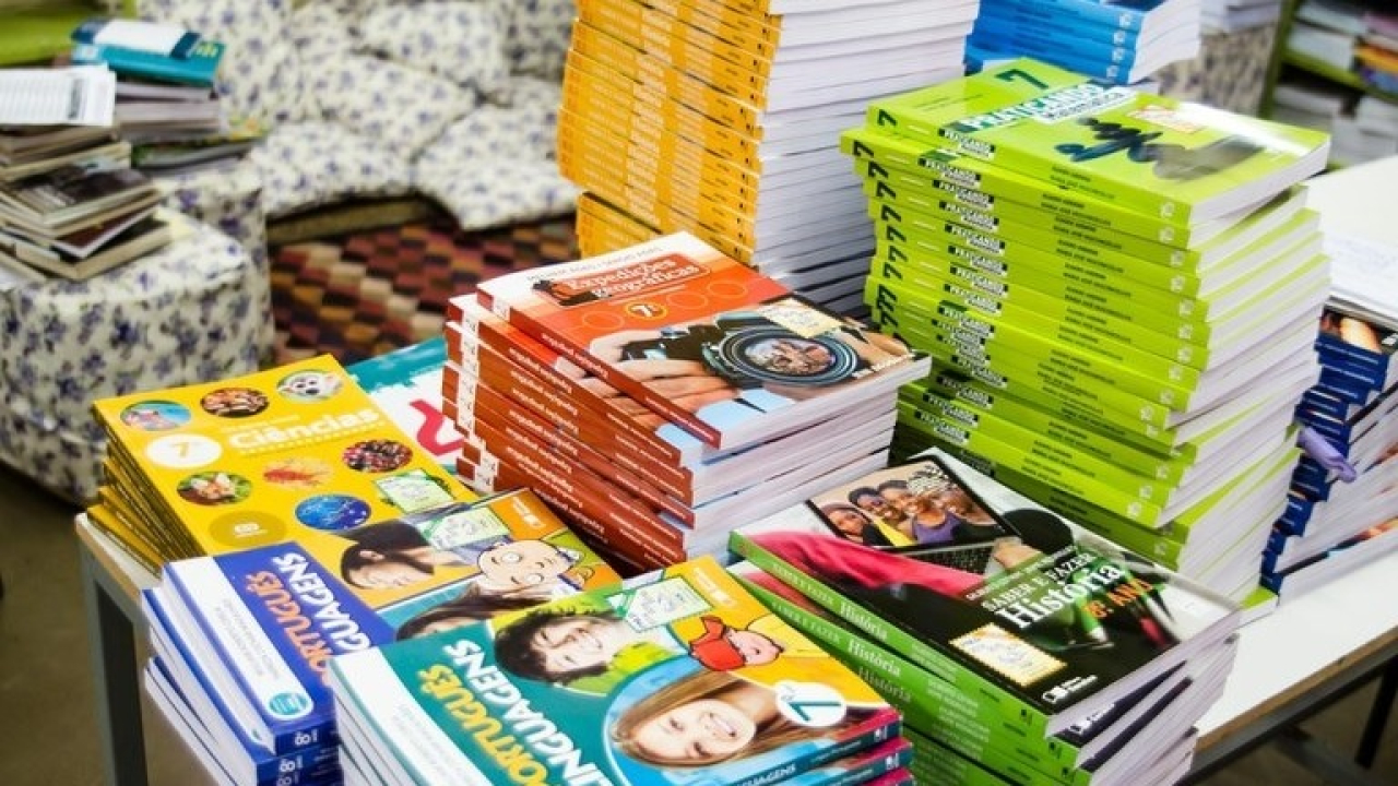 Governo lulista não garante dinheiro para comprar livros didáticos previstos para 2025