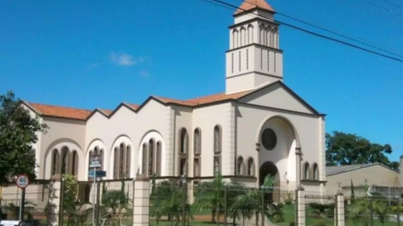 Advogado de calcinha é preso espiando fiéis no banheiro de igreja