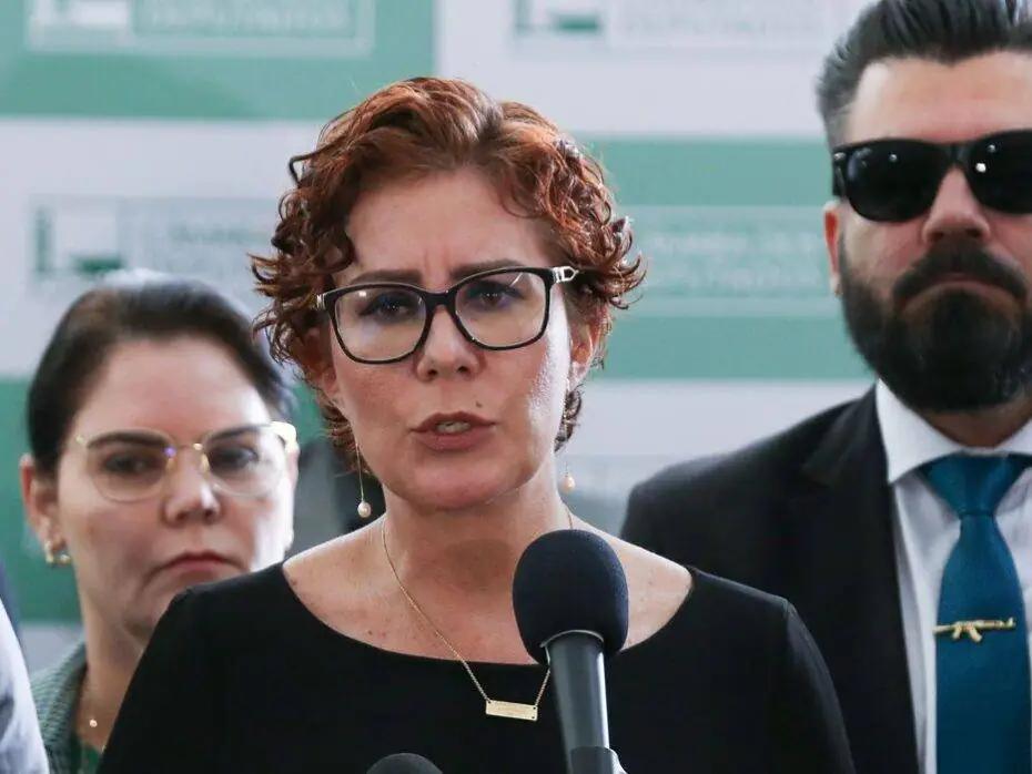 Carla Zambelli decide contratar advogado para defesa no Brasil