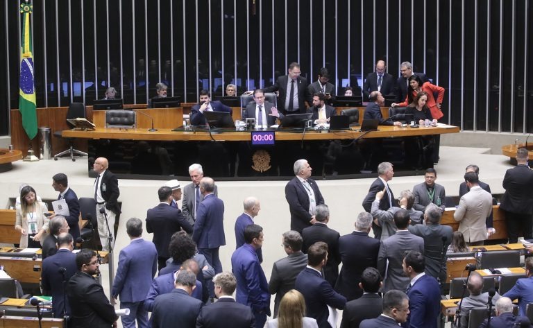Deputados torram milhões em viagens ao exterior
