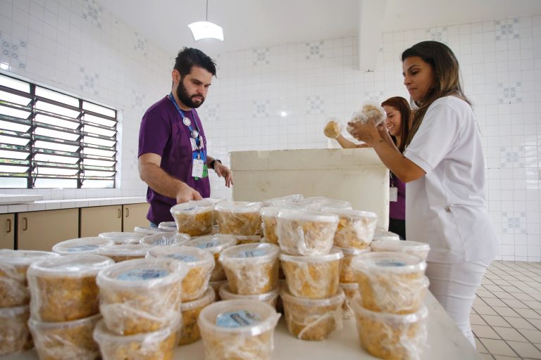 Fecomércio faz São João Solidário com entrega de refeições a pessoas em vulnerabilidade