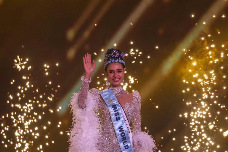 Tailandesa vence Miss Mundo 2025, e brasileira fica em 5º lugar