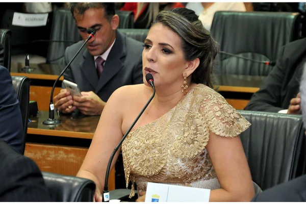 Nina Souza elogia postura de Fátima e ataca posição “imatura” de Natália