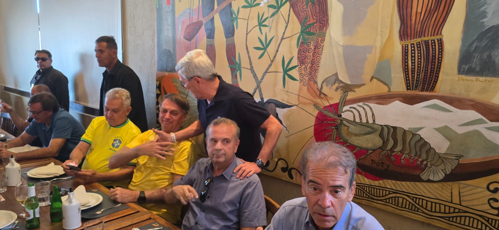 Bolsonaro se reúne com influenciadores digitais em Natal em clima de informalidade