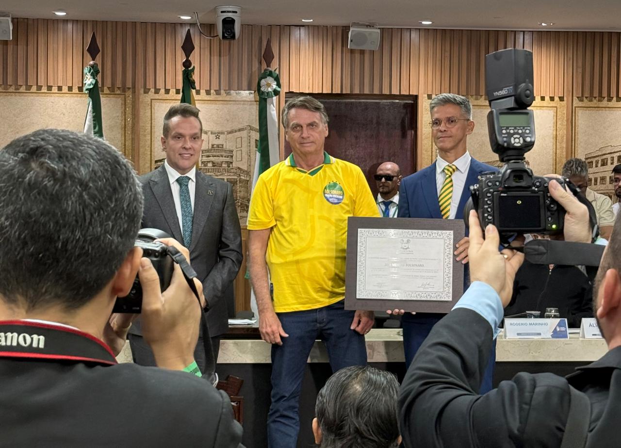 Jair Bolsonaro recebe títulos de cidadania natalense e potiguar na Câmara Municipal