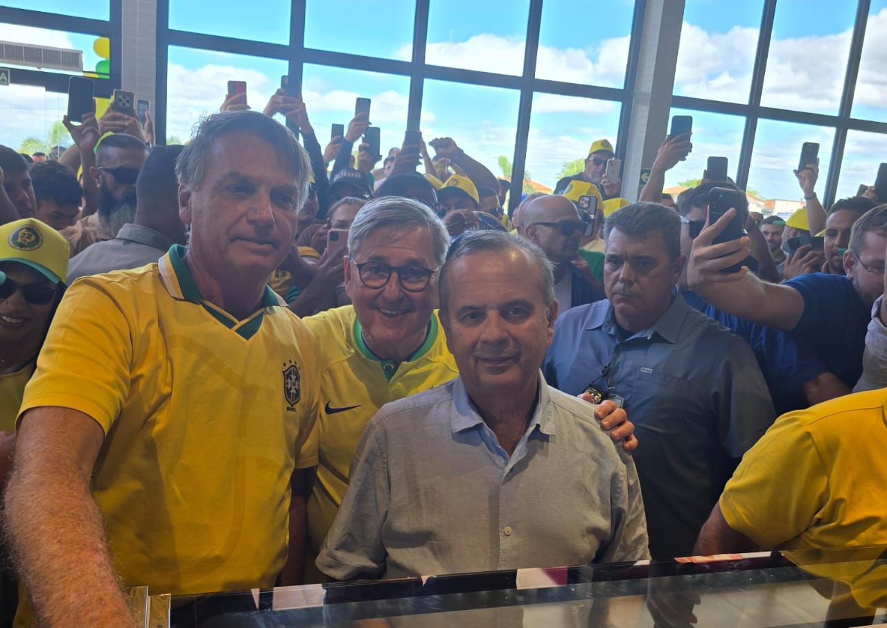 Tomba Farias presenteia Bolsonaro com imagem de Santa Rita de Cássia e pede para o ex-presidente e Rogério serem eleitos em 2026