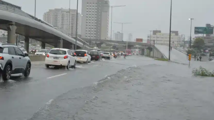 Chegou a 126mm na ZN de Natal em 12h; confira atualização dos pontos de alagamento
