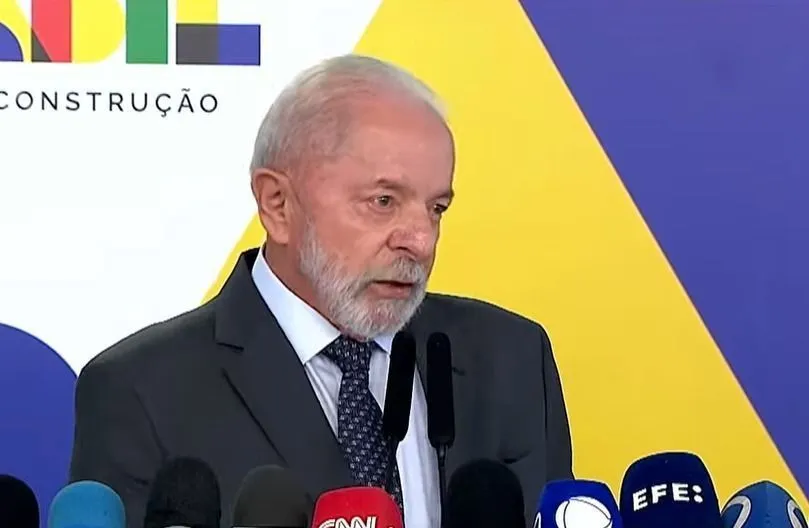 Lula diz que Eduardo Bolsonaro fica “tentando lamber as botas do Trump”