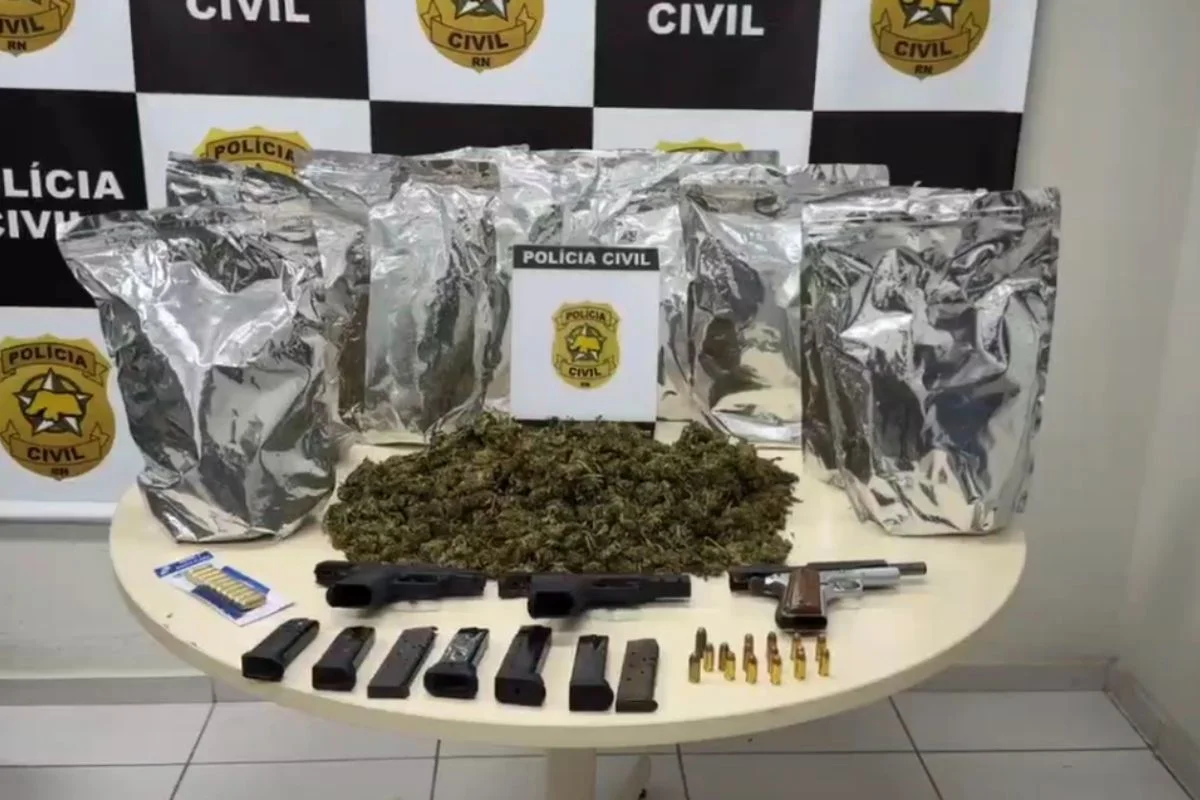 Polícia apreende drogas e armas de uso restrito em residência de Parnamirim