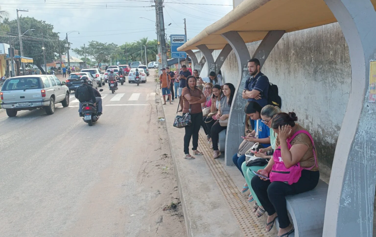Greve dos ônibus: paradas em Natal estão lotadas nesta quarta chuvosa