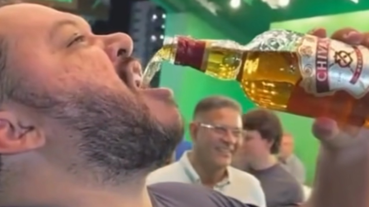Humorista do RN e presidente da câmara dos deputados tomam whisky na “boca da garrafa”