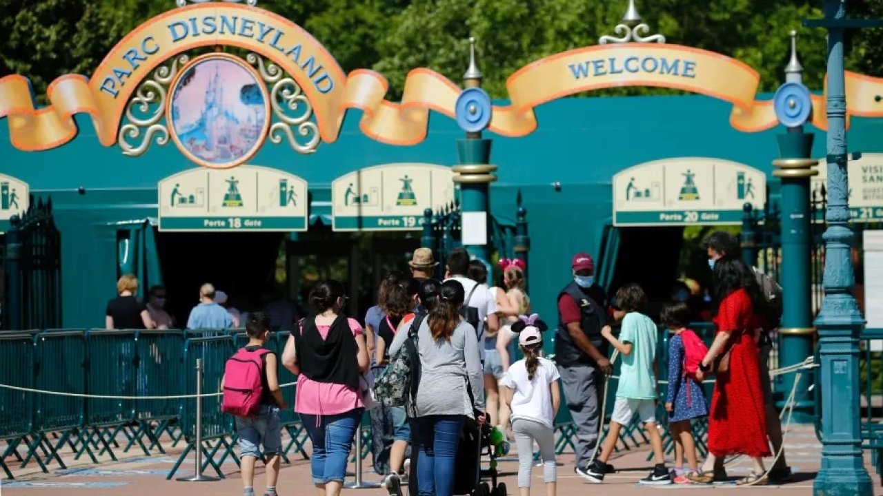 Homem fecha Disney para casamento com criança de 9 anos; Polícia investiga o caso