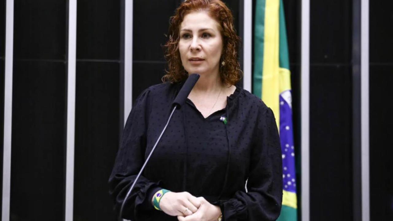Moraes pede extradição de Carla Zambelli da Itália