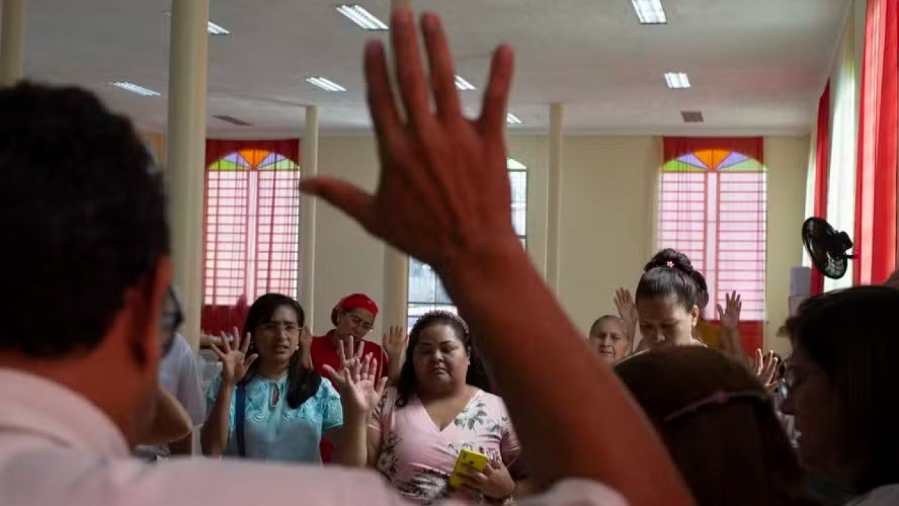 Censo 2022: número de evangélicos sobe no país enquanto católicos perdem 12 pontos percentuais