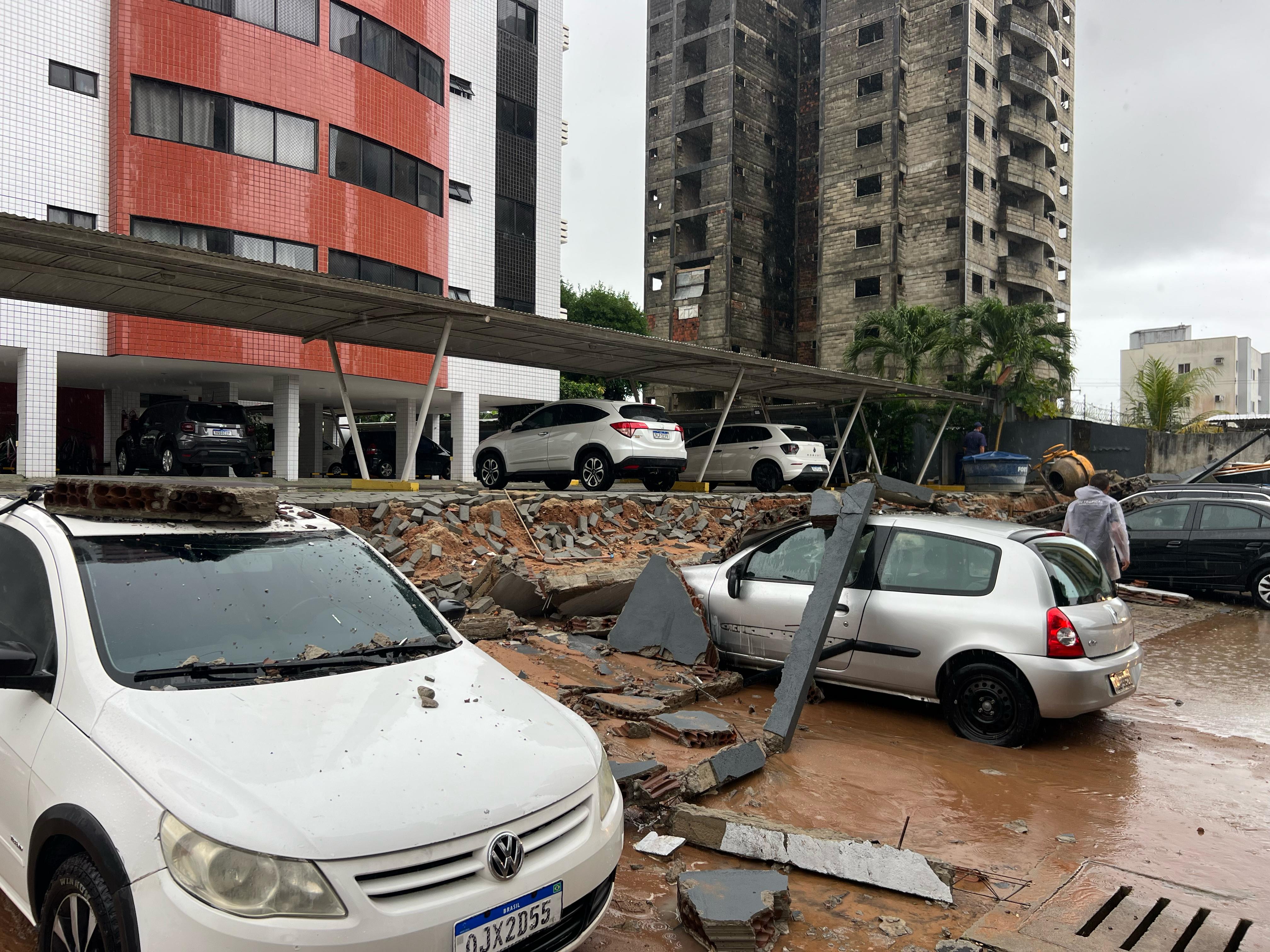 Muro de condomínio desaba em Nova Parnamirim e atinge pelo menos seis carros