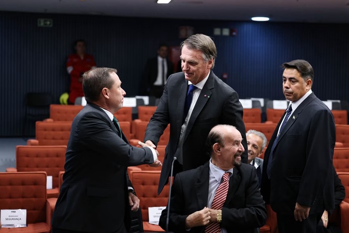 Nervoso, Cid fica cara a cara com Bolsonaro, diz que ele enxugou minuta e ordenou prisão de Moraes
