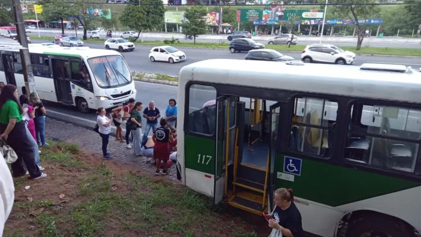 Motociclista fica ferido após ficar debaixo de ônibus em parada na Zona Sul de Natal