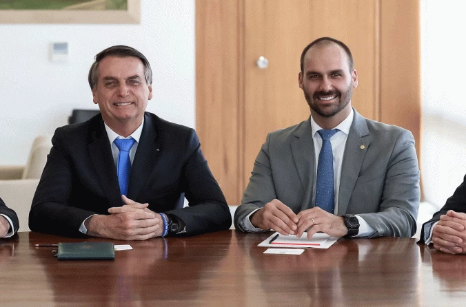 Bolsonaro enviou dinheiro para Eduardo “não passar dificuldade”