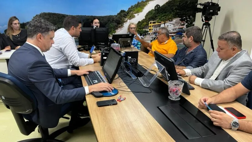 Motoristas e empresários fecham acordo para encerrar greve dos ônibus em Natal