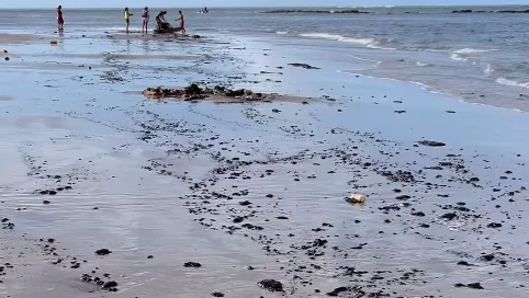 Manchas de óleo e contêiner encalhado são encontrados na praia de Barra do Rio, em Extremoz, após naufrágio