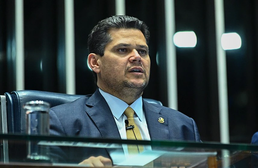 Alcolumbre barra inclusão de Bolsonaro em novo PL da Anistia
