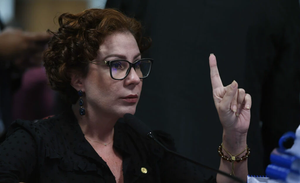 Carla Zambelli afirma que se apresentará à Justiça italiana