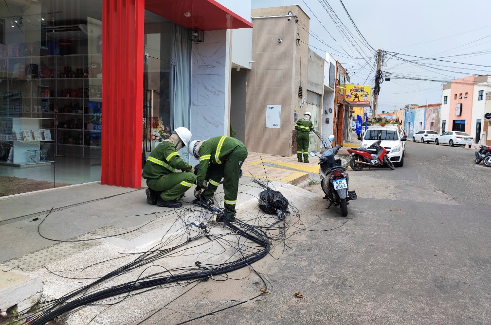 Operação retira 3,8 toneladas de cabos de telecomunicações irregulares dos postes no RN