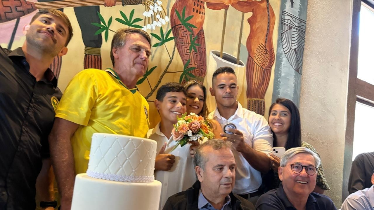 Surpresa: Casal convida para Bolsonaro ser padrinho de casamento