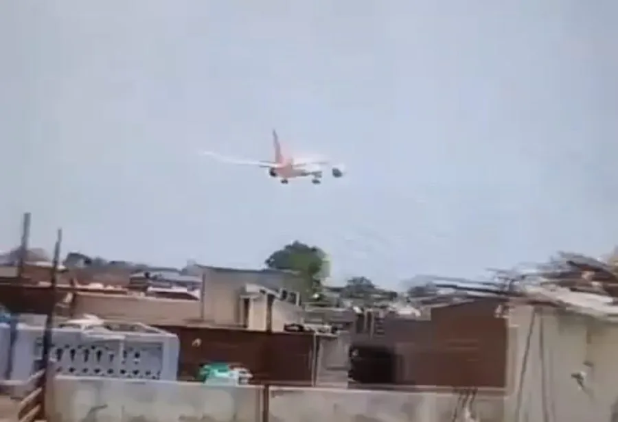 Avião com mais de 240 pessoas a bordo cai perto de aeroporto na Índia