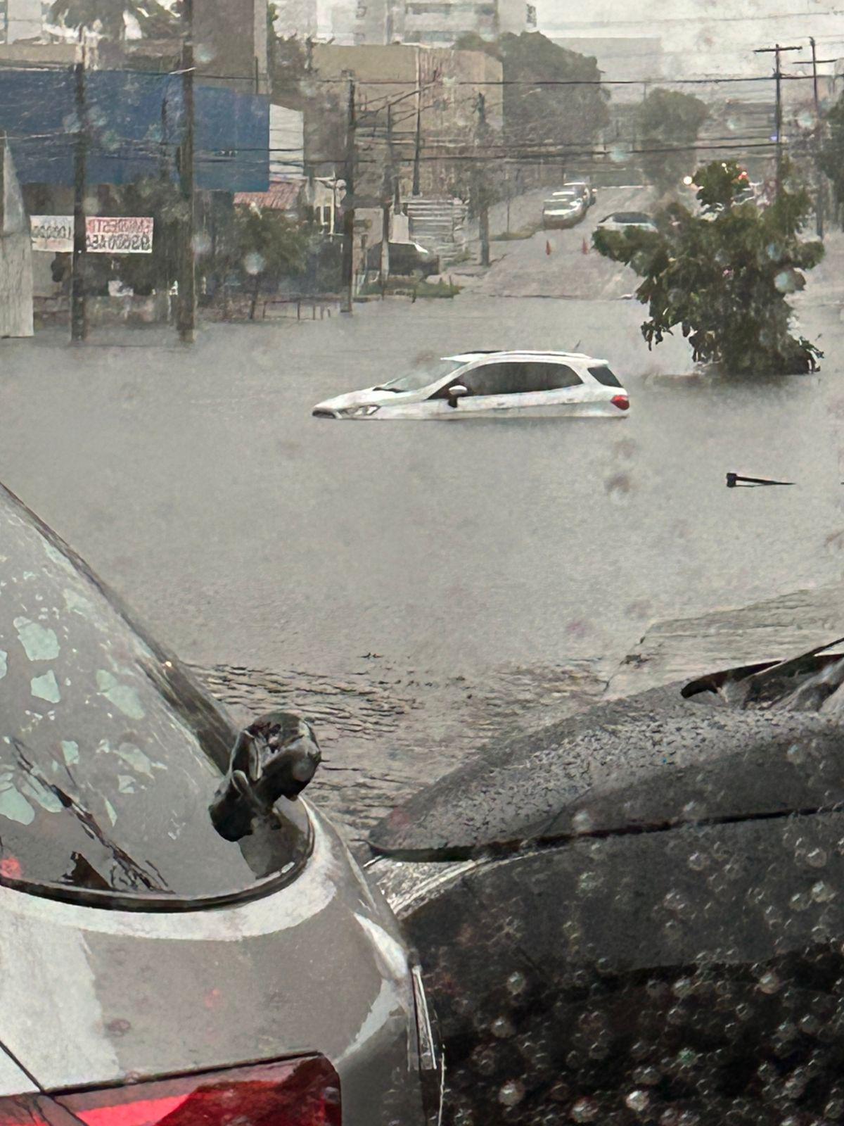 Carro boiando em Natal: chuvas alagam ruas e deixam vias intransitáveis nesta quarta