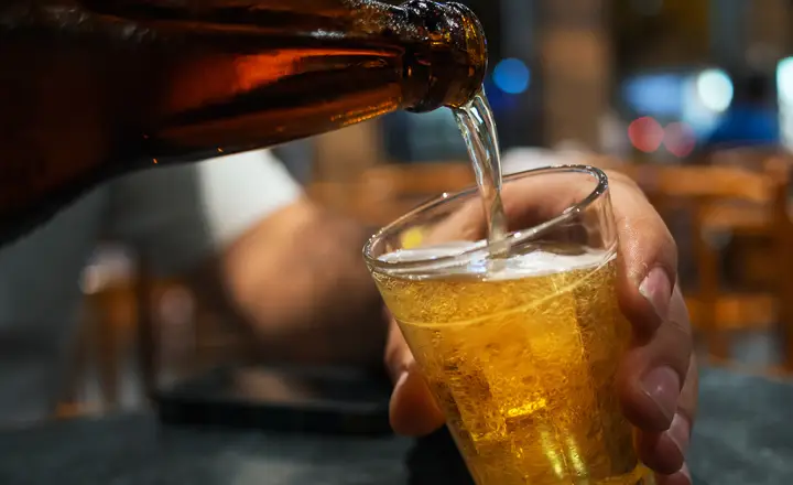 Ex-funcionário “obrigado” a beber 4 litros de cerveja por dia processa empresa