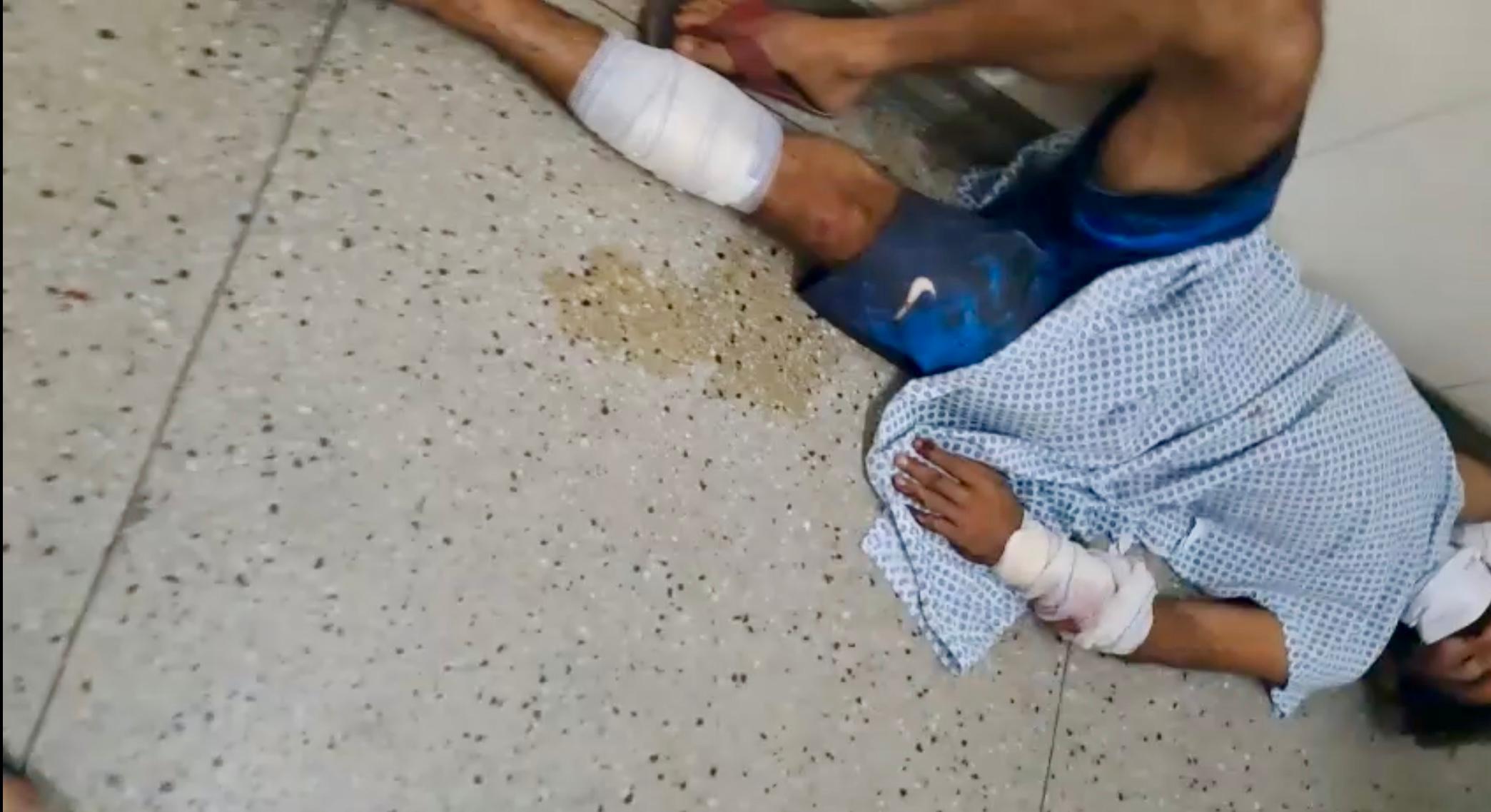 Imagem mostra paciente no chão de corredor do maior hospital público do RN