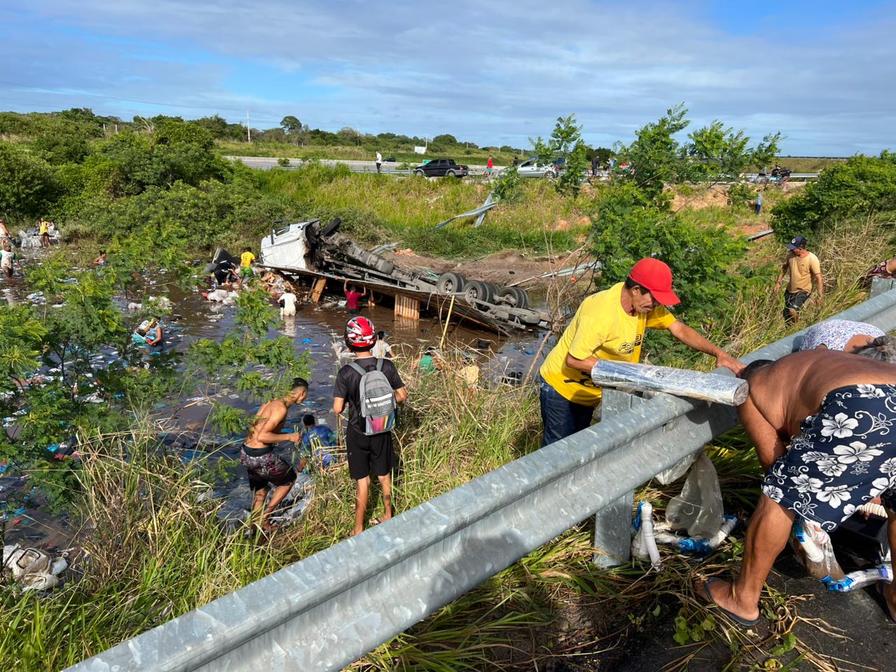 População saqueia carga de carreta tombada em Macaíba; ato é crime