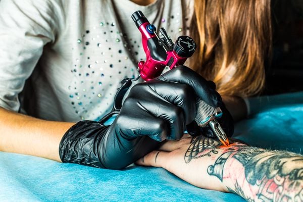 Conselho Federal de Medicina proíbe o uso de anestesia para a realização de tatuagens