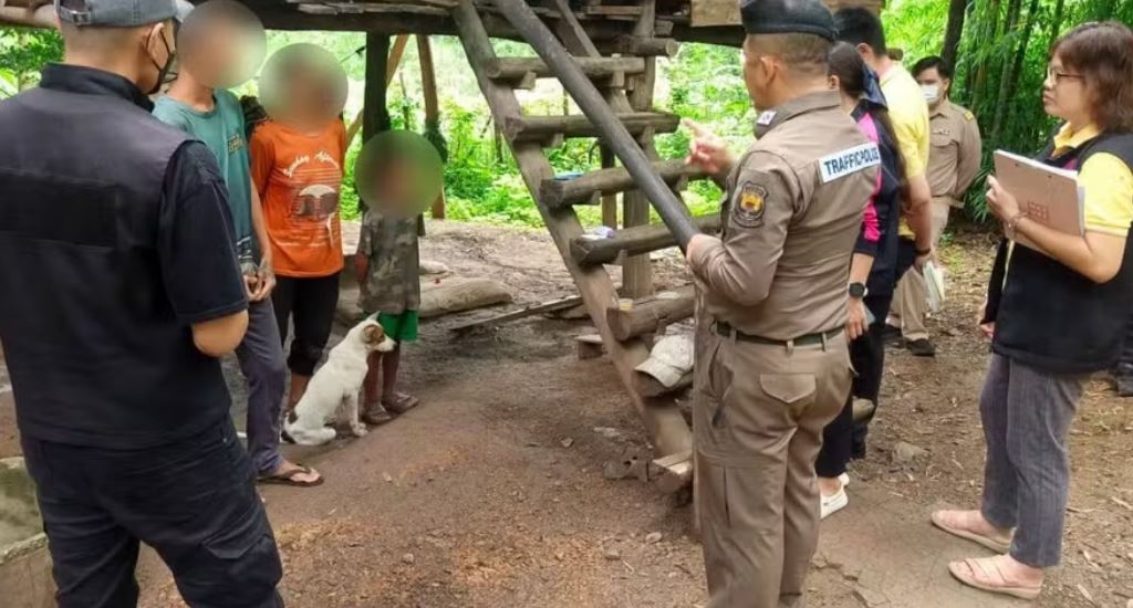 Menino de 8 anos criado com cães é resgatado na Tailândia após viver isolado e só se comunicar latindo