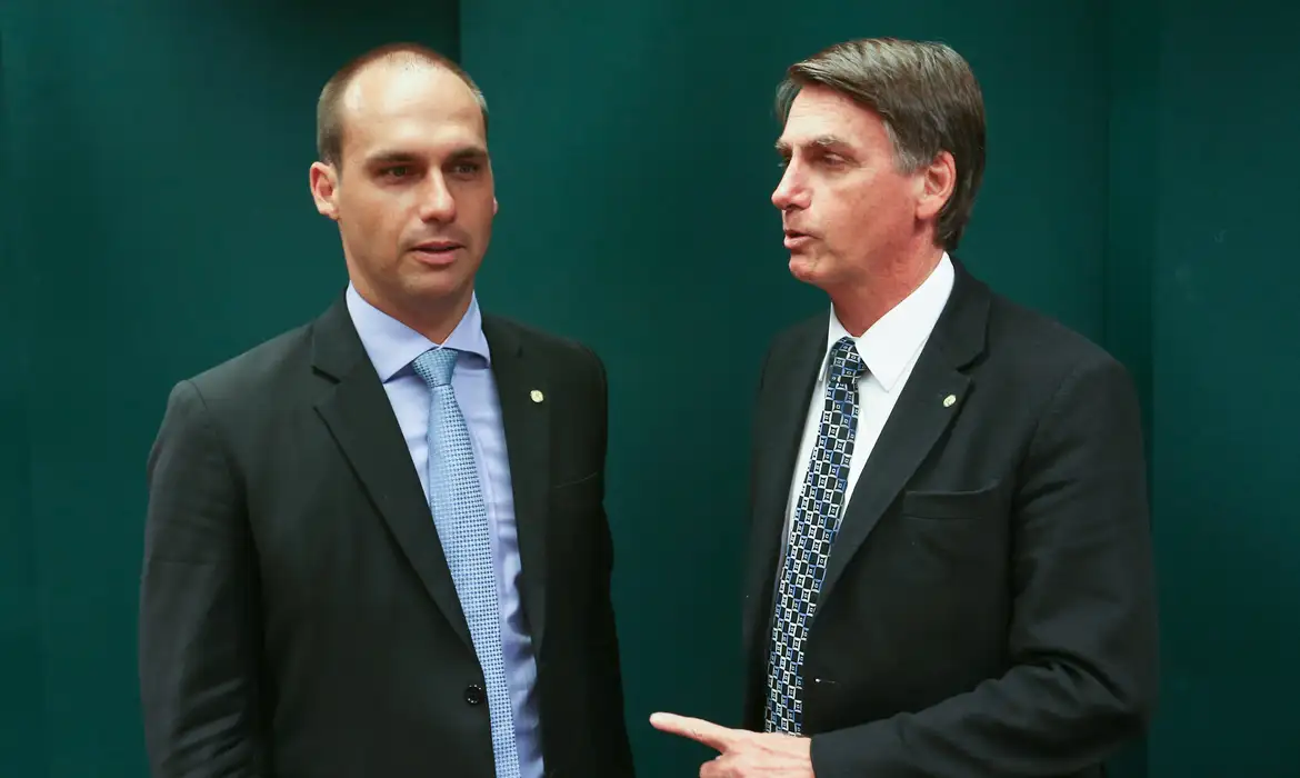Moraes proíbe Jair Bolsonaro de falar com filho Eduardo