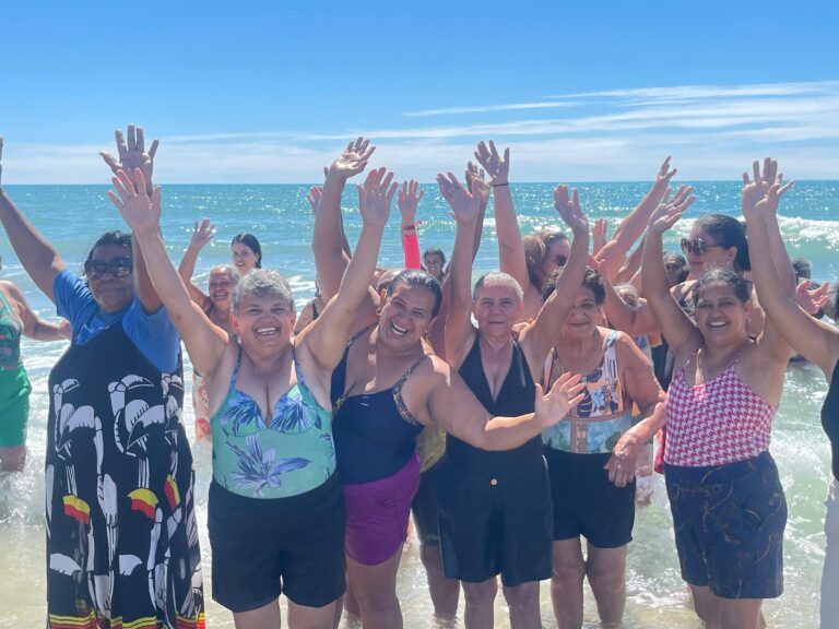 Prefeitura do Assú leva idosos para dia de lazer na Praia de Ponta do Mel