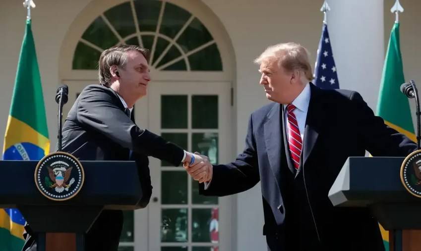 Trump volta a defender Bolsonaro nas redes sociais: “Caça às bruxas!!!”