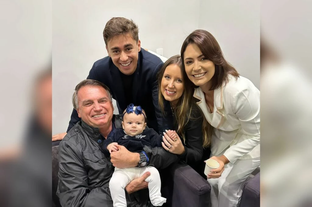 Michelle nega racha entre família Bolsonaro e Nikolas: “Fififontes”