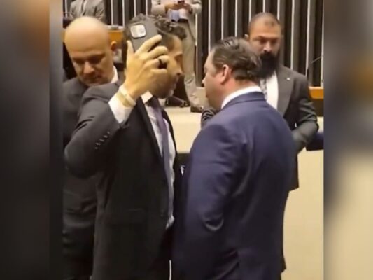 Cabo Gilberto nega agressão a Janones e dispara: “Deputado vagabundo, pai da fake news”