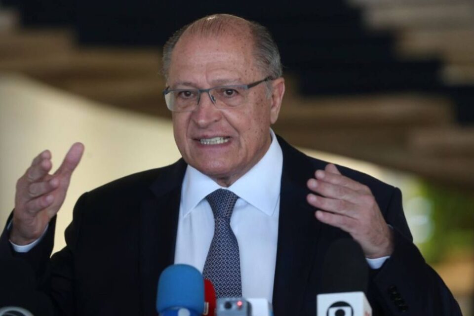 Alckmin nega que o governo brasileiro pediu redução de tarifa aos EUA