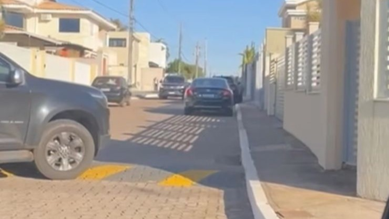 Vídeo mostra viaturas da PF na porta da casa de Bolsonaro; ASSISTA