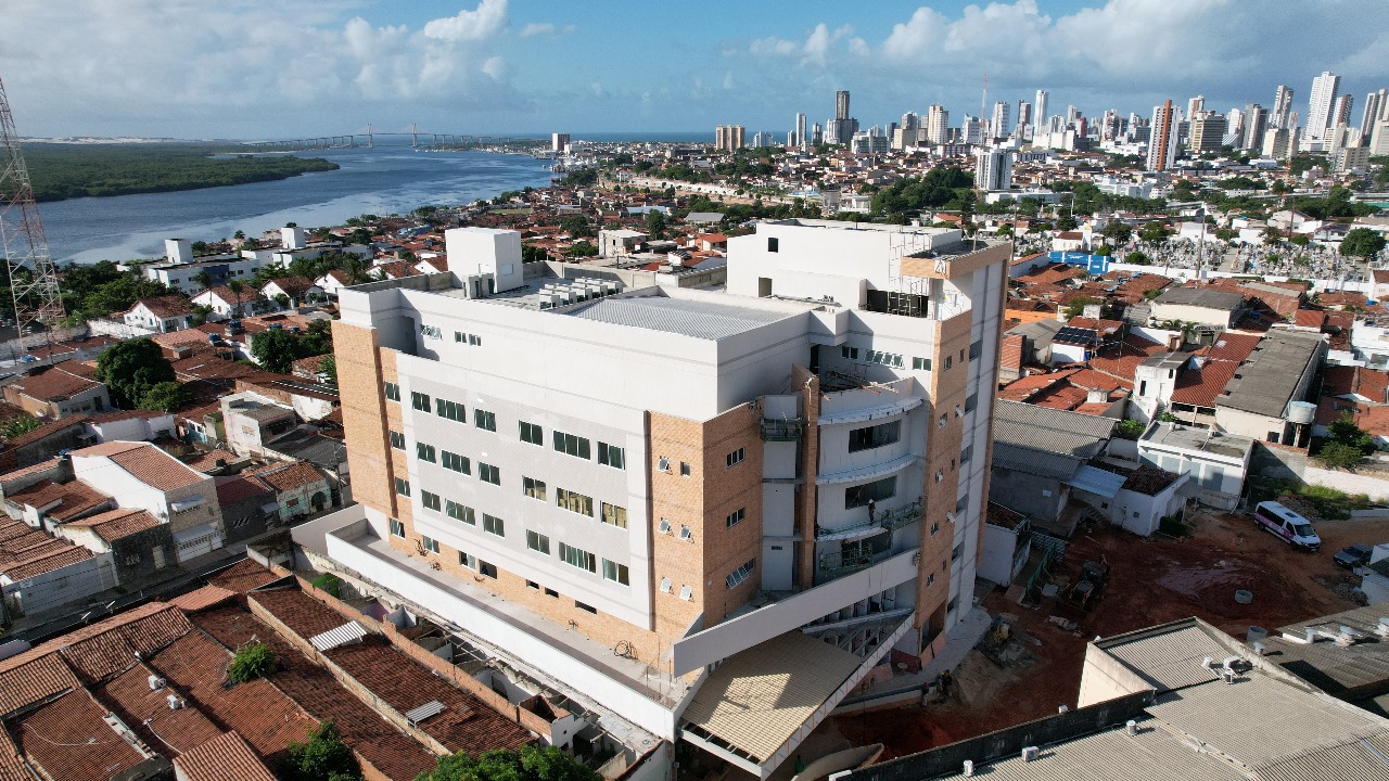 Unidade de Oncologia Pediátrica da Liga chega a 92% de conclusão; Superintendência e senador Styvenson fazem visita técnica