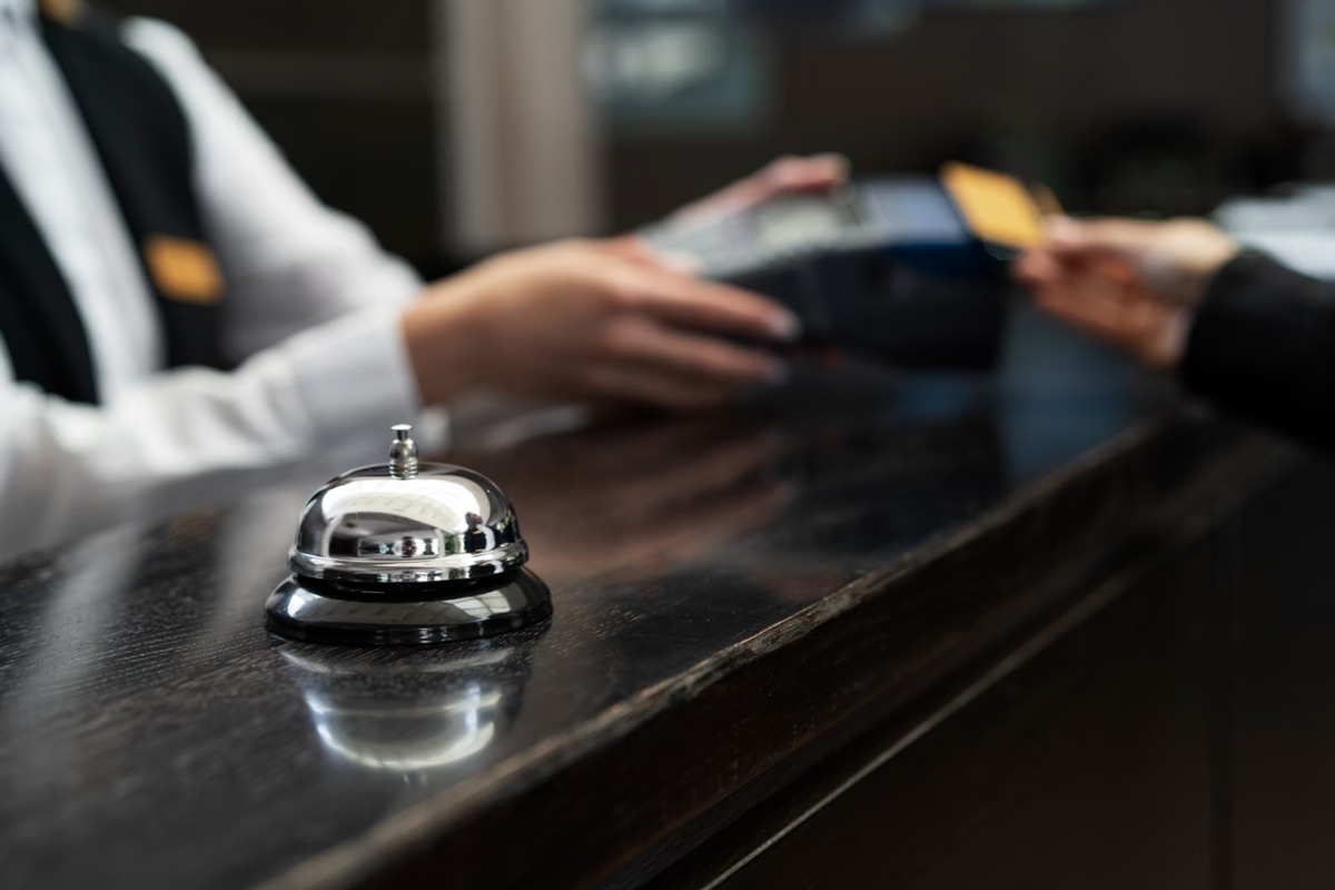 Homem é suspeito de agredir funcionários de hotel e chamar policiais de ‘bando de merda’
