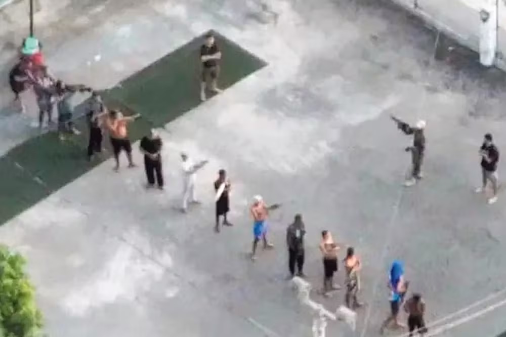 Comando Vermelho, facção que tenta se instalar no RN, tem arsenal com 1.500 fuzis só na Rocinha